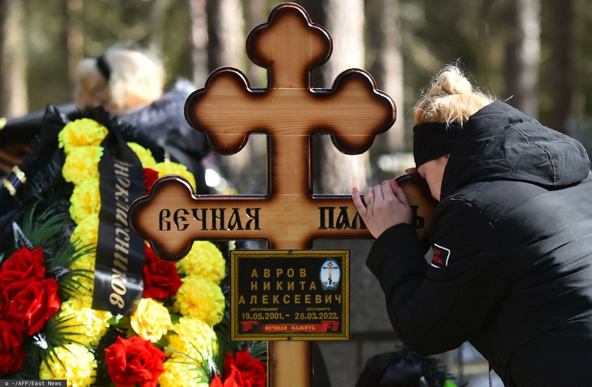Matka opłakuje 20-letniego Nikitę Awrowa z Ługi, który poległ w Ukrainie (Photo by AFP)