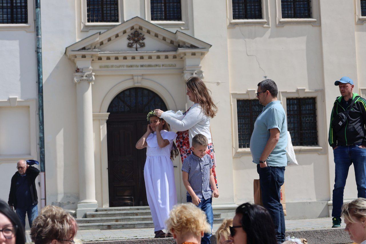 Wielka procesja ruszyła spod katedry. Ulice Gniezna zamieniły się w kwietny dywan!