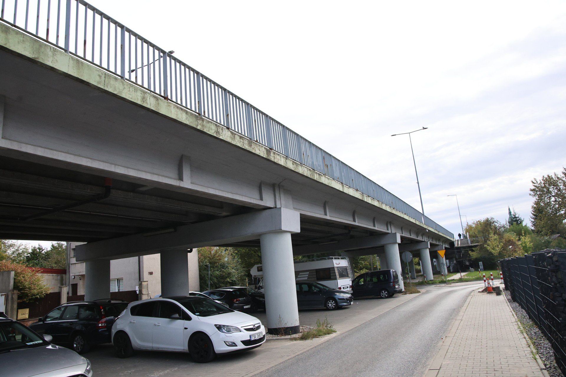 Dwuetapowy remont gzymsów wiaduktu sparaliżuje ruch na ulicy 1 Maja