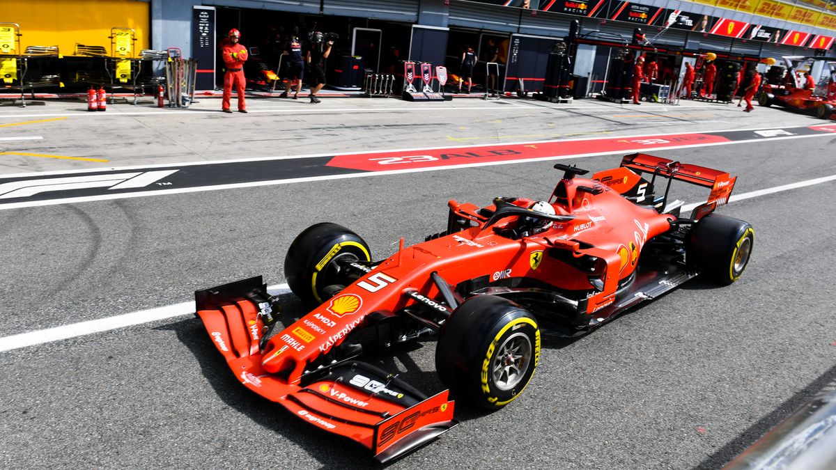 Sebastian Vettel w alei serwisowej toru Monza