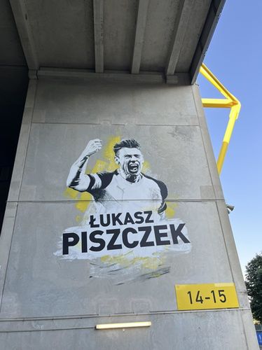 Mural Łukasza Piszczka za "Żółtą Ścianą". Zawodnik rozegrał dla Borussii 382 mecze, zdobył dwa mistrzostwa i trzy Puchary Niemiec
