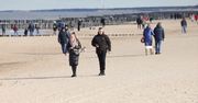 Mielno: Niedzielne południe na plaży. Pogoda idealna na spacery, tłumy nad morzem