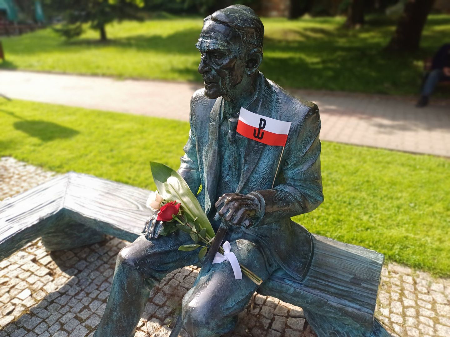 Ławeczka Zdzisława Stefana Rachtana - Halnego w Starachowicach. To tu odbywają się koncert pieśni patriotycznych.