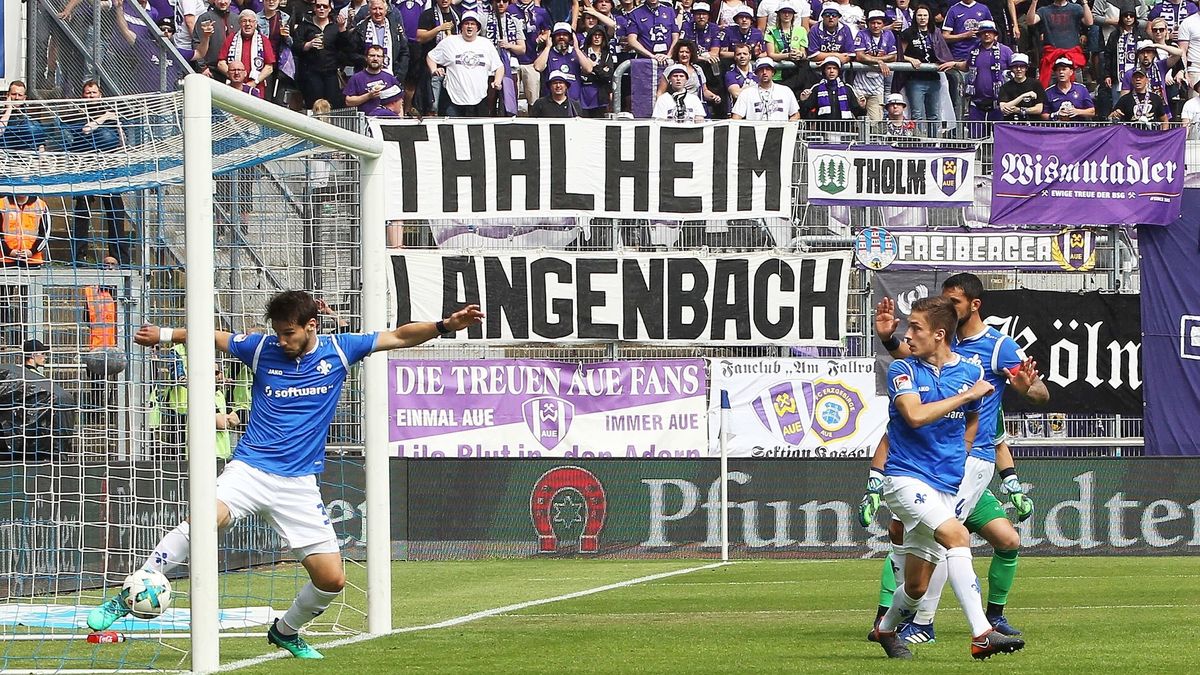 Romain Bregerie (SV Darmstadt 98) wybija piłkę zza linii w meczu z Erzgebirge Aue