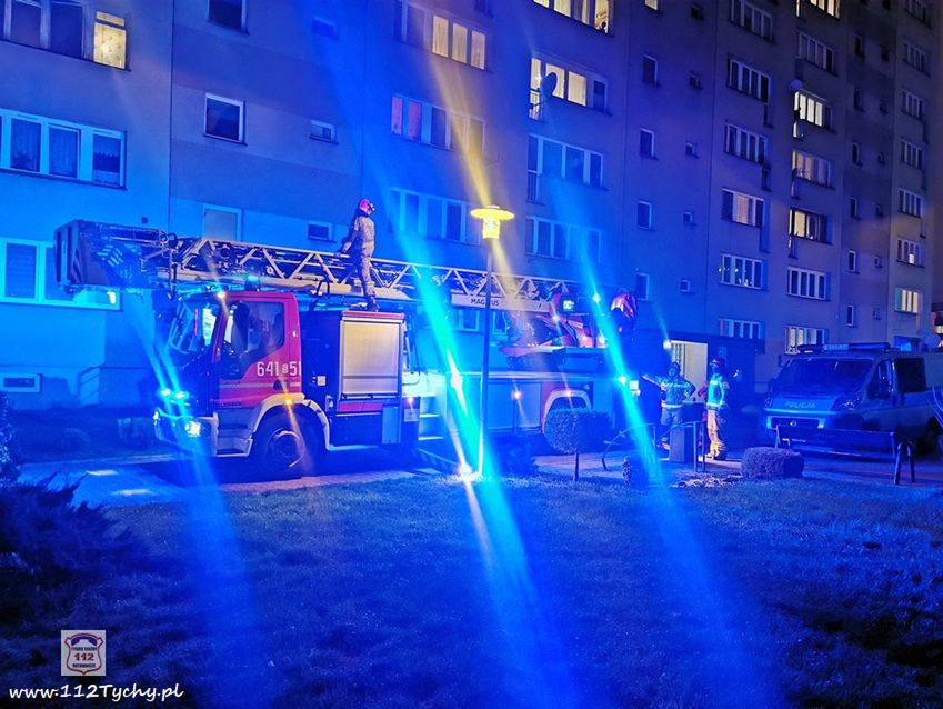 Policja i straż pożarna znalazły w jednym z mieszkań w Tychach martwego mężczyznę.