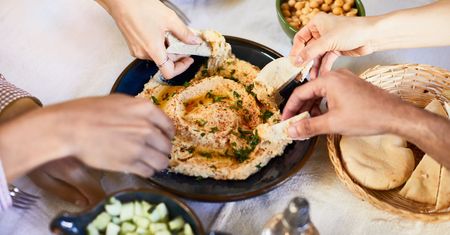 Jak zrobić hummus - przepis na pyszną pastę z ciecierzycy