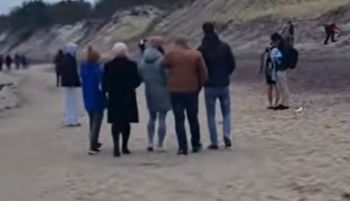 Sceny nad Bałtykiem. Ruszyli na plażę. Mieli konkretny powód