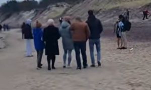 Sceny nad Bałtykiem. Ruszyli na plażę. Mieli konkretny powód