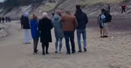Sceny nad Bałtykiem. Ruszyli na plażę. Mieli konkretny powód