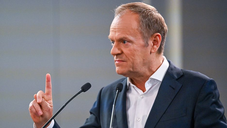 Rzeszów, 25.04.2023. Przewodniczący Platformy Obywatelskiej Donald Tusk podczas wyjazdowego posiedzenia Klubu Parlamentarnego Koalicji Obywatelskiej w Hotelu Rzeszów w Rzeszowie, 25 bm. (ad) PAP/Darek Delmanowicz