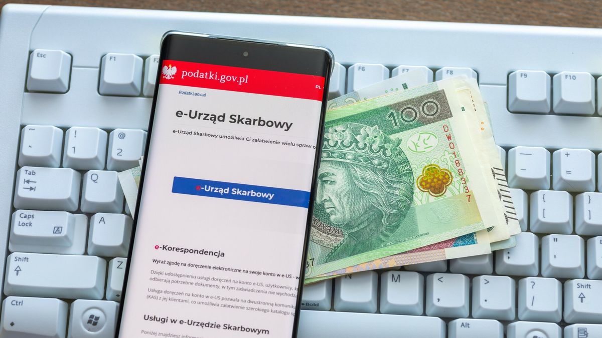 Stock Arkadiusz Zi�?ek
Fot. Arkadiusz Ziolek/East News.
n/z Smartfon z otwarta strona e-urzad skarbowy na tle klawiatury i polskich banknotow.
ARKADIUSZ ZIOLEK