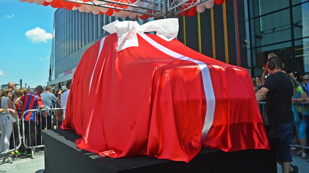 Maluch dla aktora Toma HanksaFot. Daniel Bodzenta/East News. Tychy  09.07.2017. W bielskim centrum handlowym Gemini Park odbyla sie uroczysta prezentacja Malucha, ktory otrzyma amerykanski aktor Tom Hanks. N/z:Daniel Bodzenta