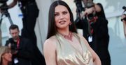 Adriana Lima ZACHWYCA na czerwonym dywanie. Modelka odsłoniła kształty w Wenecji (ZDJĘCIA)