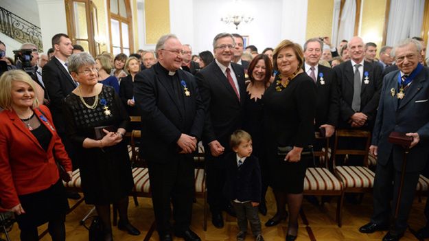 Bronisław i Anna Komorowscy pozują do zdjęcia z przedstawicielami Polonii i z odznaczonymi, między innymi księdzem Ryszardem Sztylką i Franciszkiem Gałązką