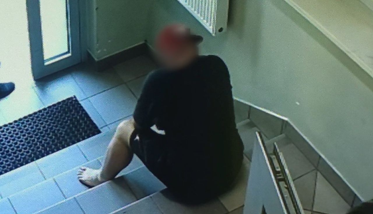 Usłyszeli "pomocy". A on siedział na schodach komendy. Sceny