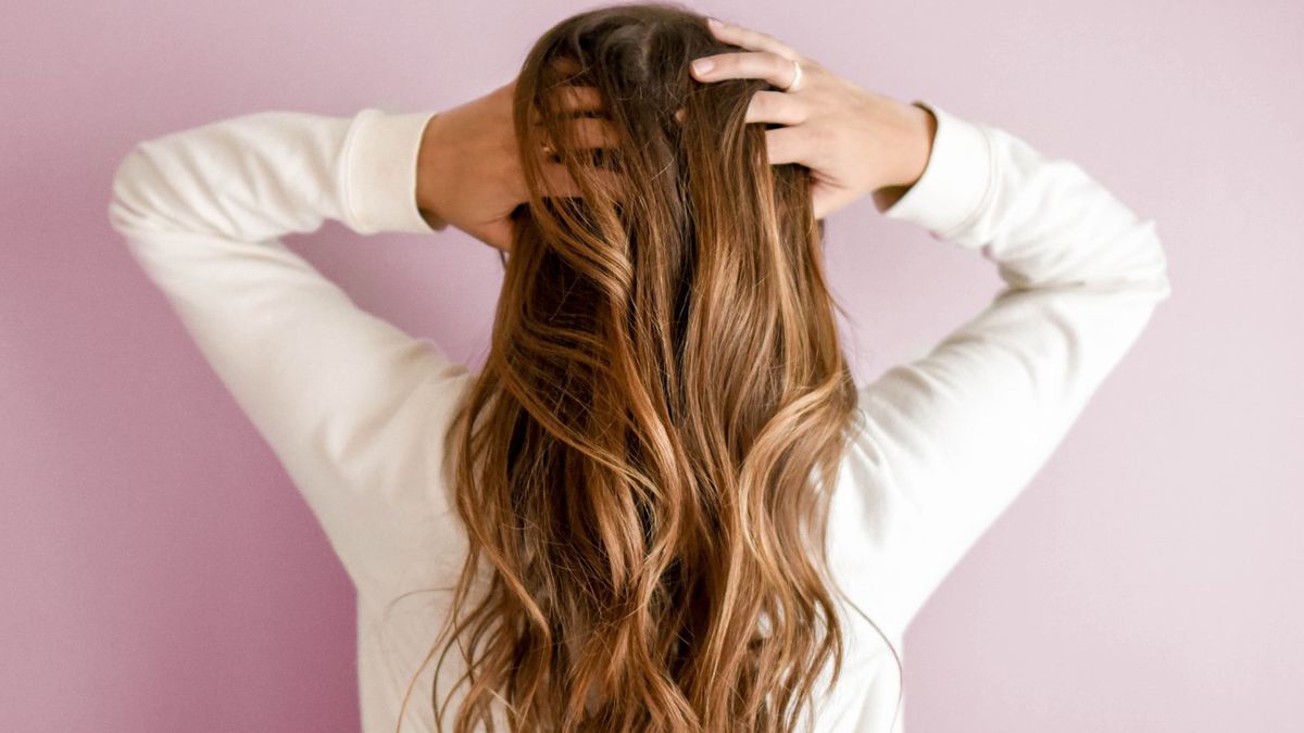 Włosy to wytwory naskórka, które u ludzi występują w różnych rodzajach, kolorach, teksturach czy długościach.