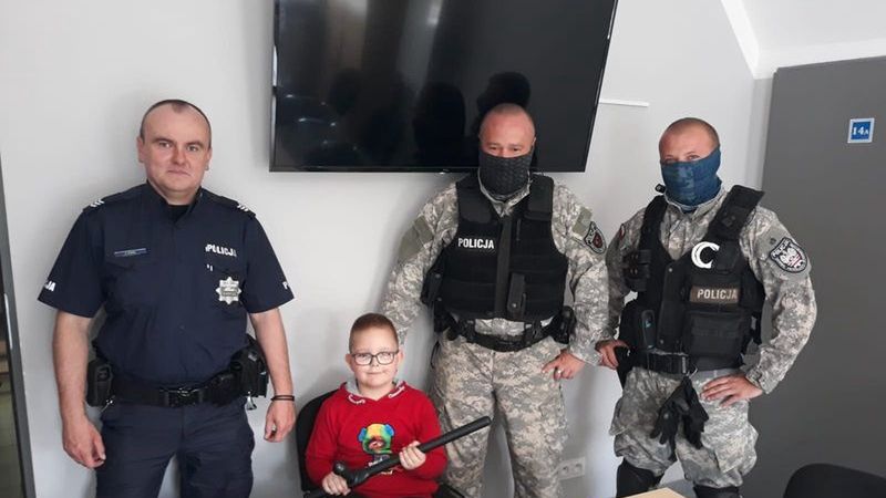 Dolny Śląsk. 7-latek wręczył prezent policjantom. Podziękował za odwiedziny w czasie kwarantanny