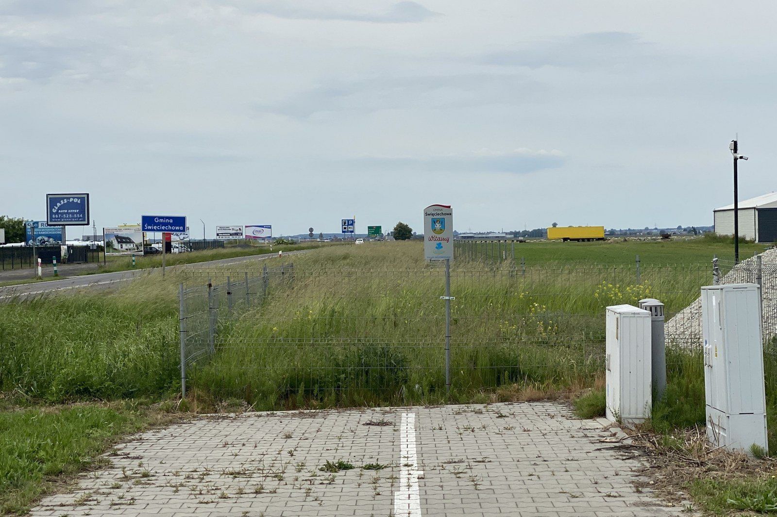 Od lat mówi się o budowie bezpiecznej dla rowerzystów ścieżki z Leszna do Lasocic. Jak dotąd, tylko na obietnicach budowy temat zakończono. W 2025 roku trzy samorządy wybudują drogę rowerową przy krajowej „dwunastce&#34;
