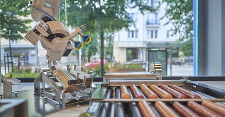 Robot Robbie robi hot dogi w Żabce. To pierwsze tego typu urządzenie na rynku