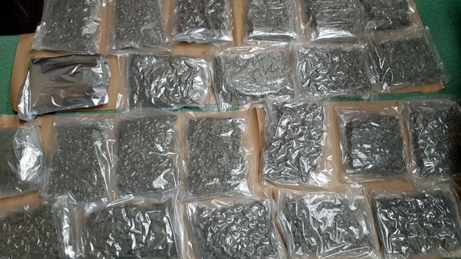 Warszawa. Narkotyki z paczce z Hiszpanii. 50-latek za odbiór przesyłki dostał alkohol i papierosy