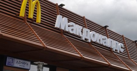 McDonald znika z mapy Rosji. Tłumy w Moskwie w kolejce po ostatniego burgera