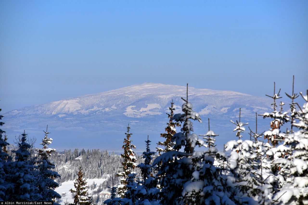 Akcja ratunkowa w Beskidach. Biegaczom grozi hipotermia