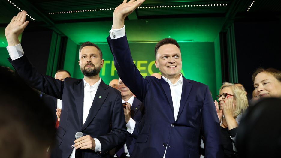 Warszawa, 15.10.2023. Wybory parlamentarne 2023. Liderzy Trzeciej Drogi Szymon Hołownia (P) i Władysław Kosiniak-Kamysz (L) w sztabie wyborczym Trzeciej Drogi w Warszawie, 15 bm. Zakończyły się wybory parlamentarne. Zakończyły się wybory parlamentarne. PiS wygrało niedzielne wybory do Sejmu z wynikiem 36,8 proc. (aldg) PAP/Rafał Guz