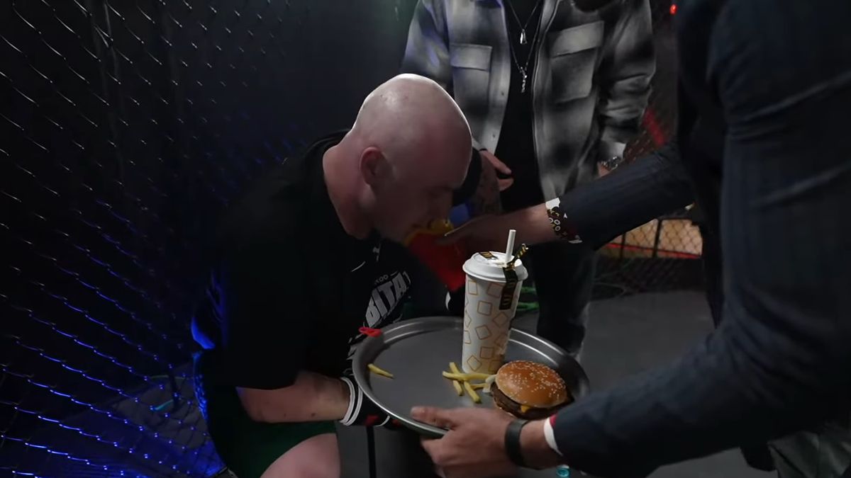 Na zdjęciu: Piotr 'Popo' Węgrzyn jedzący podczas przerwy w walce