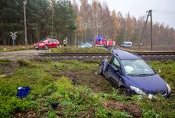 Wypadek w Moszczenicy. Pijany wjechał osobówką pod pociąg