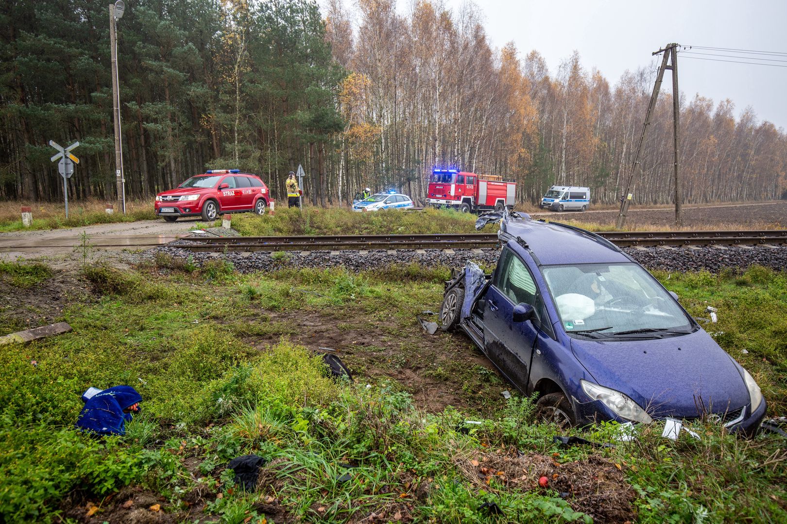 Wypadek w Moszczenicy. Pijany wjechał osobówką pod pociąg