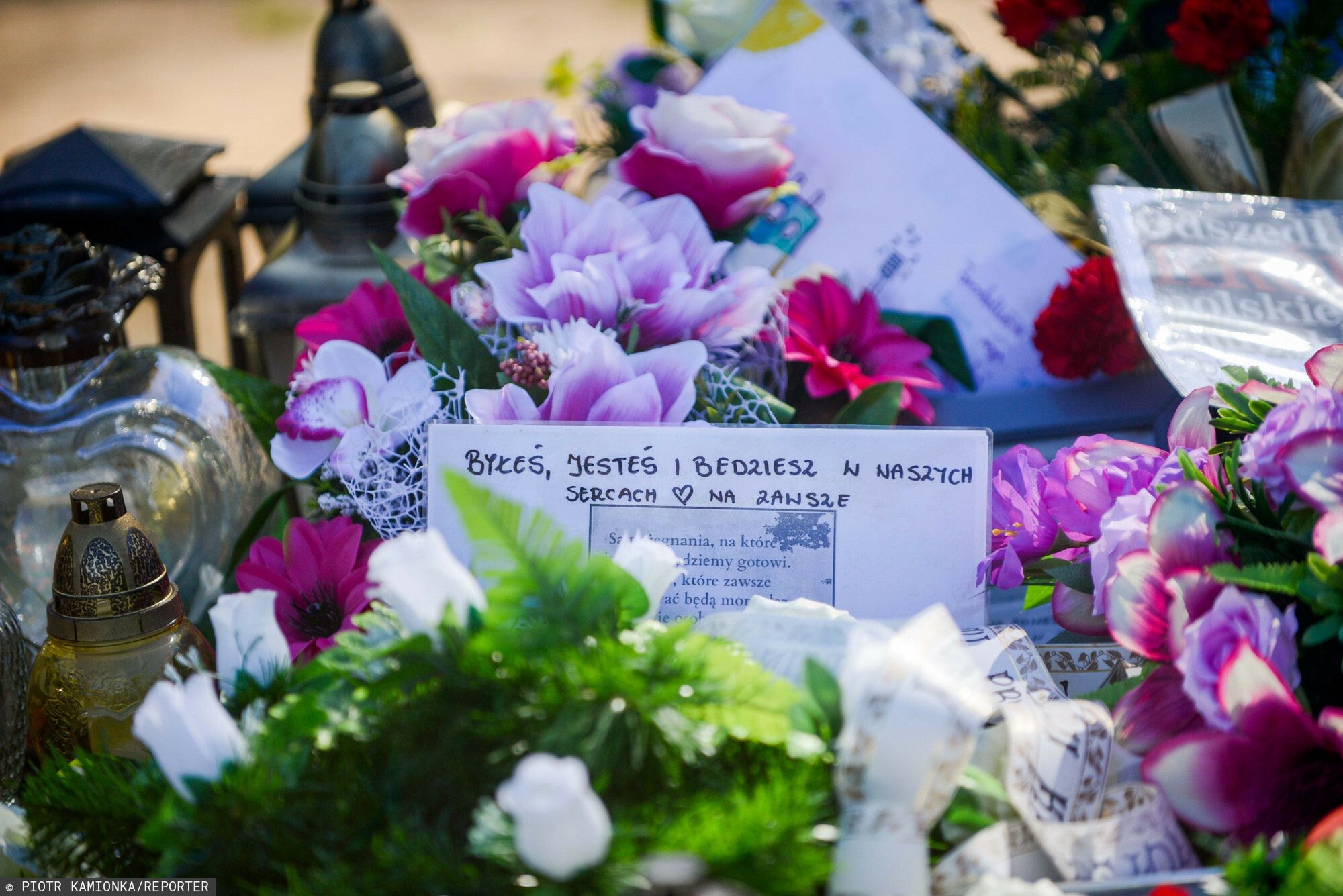 Grób Krzysztofa Krawczyka w Grotnikach koło Łodzi miesiąc po pogrzebie wokalisty. Fani palą znicze i zostawiają zdjęcia oraz listy