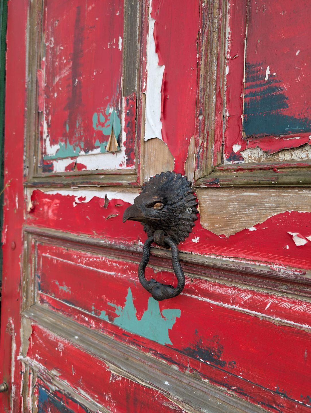 Na wielu drzwiach znajdują się oryginalne kołatki