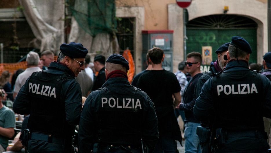 Archiwum zagraniczne East News 2023-05
The police are reinforcing their garrison in the vicinity of the Shamrock pub in Rome, Italy, on April 20, 2023, to prevent acts of vandalism between the opposing Dutch Feyenoord fans who have gathered there. (Photo by Andrea Ronchini/NurPhoto) (Photo by Andrea Ronchini / NurPhoto / NurPhoto via AFP)
ANDREA RONCHINI