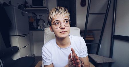 Mieszka na 9 mkw. "To kwestia przyzwyczajenia. Gdy chcę się z kimś spotkać, wychodzę"