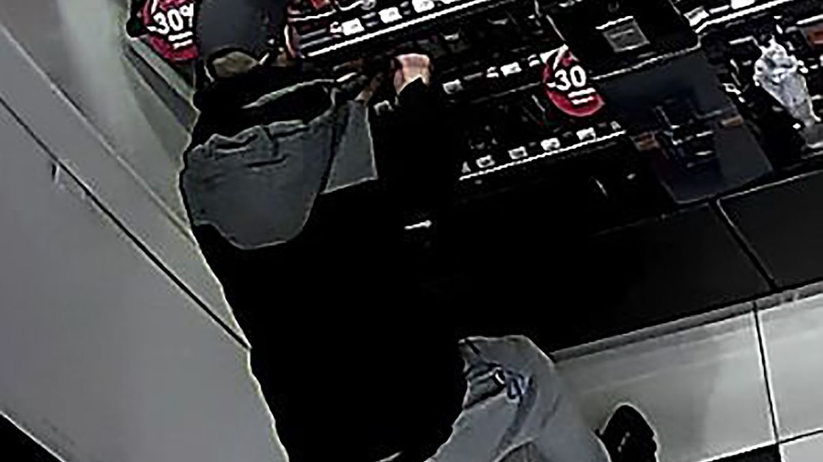 Złodziej ukradł perfumy z drogerii. Szuka go policja