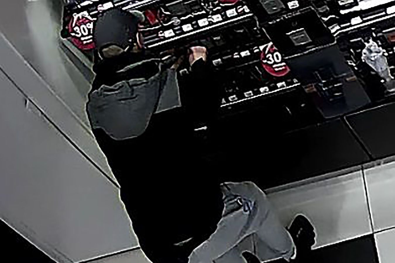 Złodziej ukradł perfumy z drogerii. Szuka go policja