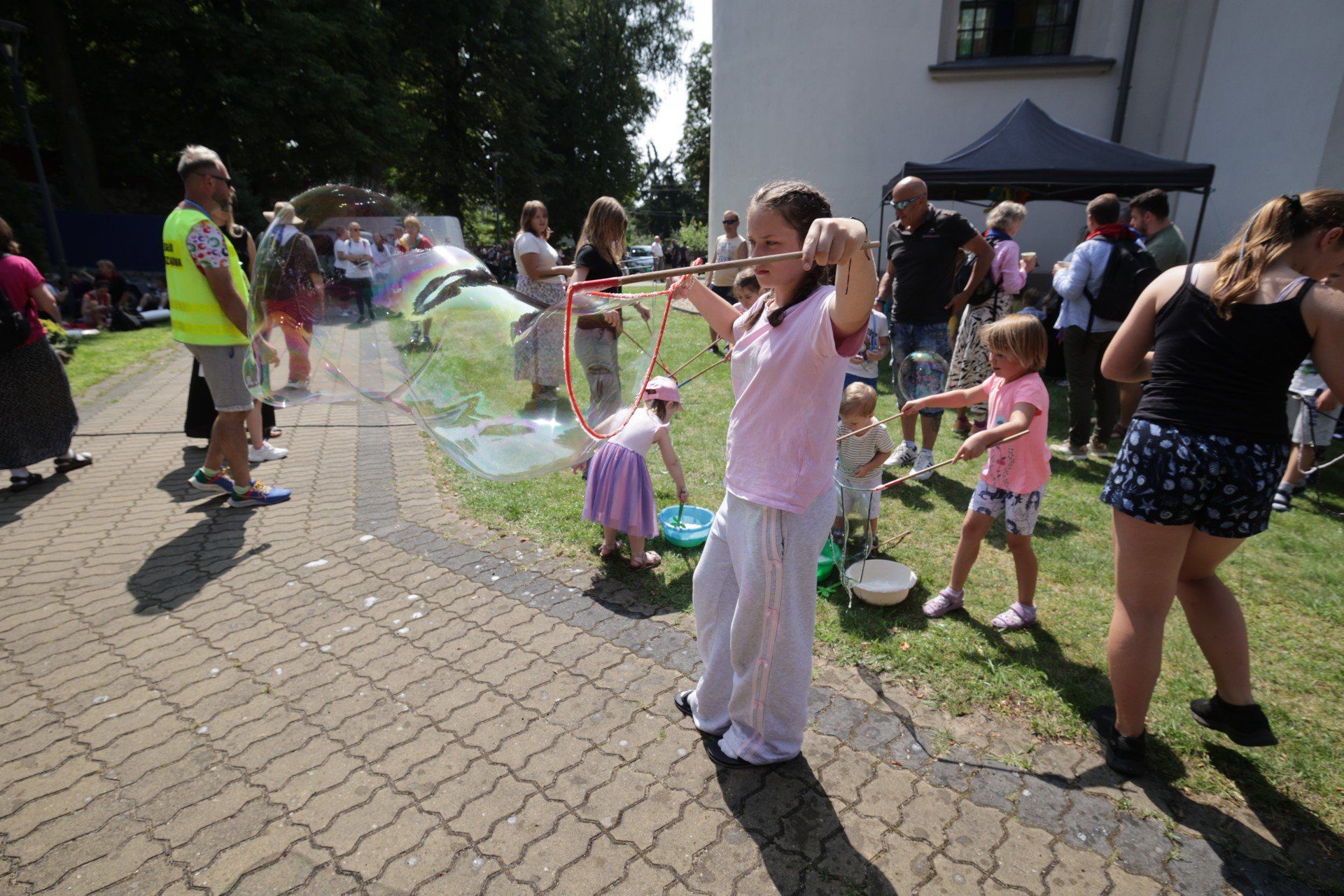 Festyn dla dzieci w Piekoszowie podczas 44. Kieleckiej Pieszej Pielgrzymki na Jasną Górę.