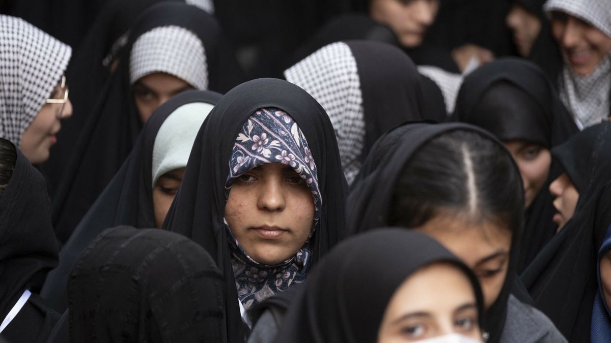 Archiwum zagraniczne East News 2025-11
Veiled Iranian and foreign teenagers wait to receive a meal during a break at the International Teenager Without Borders Festival in Sarcheshmeh Complex in southern Tehran, Iran, on November 27, 2025. Teenagers from eleven countries--including Iran, Saudi Arabia, Egypt, Yemen, Lebanon, Iraq, Algeria, Russia, Pakistan, Azerbaijan, and Palestine--participate in an Instagram-based cultural and youth-focused event held in Tehran, designed to bring together young people from diverse backgrounds to share creativity, dialogue, and artistic expression. (Photo by Morteza Nikoubazl/NurPhoto) (Photo by Morteza Nikoubazl / NurPhoto via AFP)
MORTEZA NIKOUBAZL