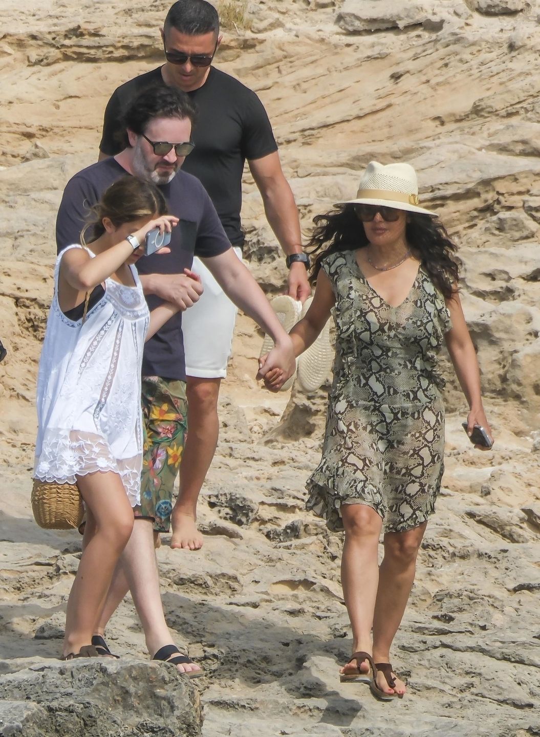 Salma Hayek dokazuje z rodzinką na jachcie