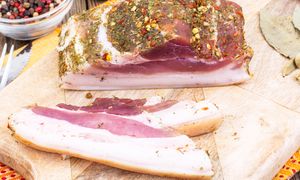 Jak peklować mięso? Tak nadasz mu odpowiedni smak