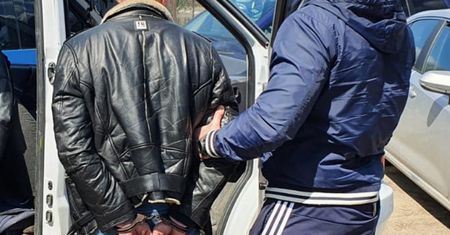 Warszawa. Rozglądał się nerwowo przy kradzionym mercedesie