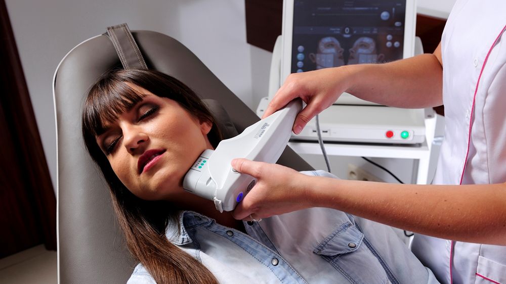 Piękna kobieta korzystająca z zabiegów medycyny estetycznej