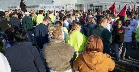 Od 6 nad ranem strajkują w fabryce Chrzanowie. Pojadą też do Francji