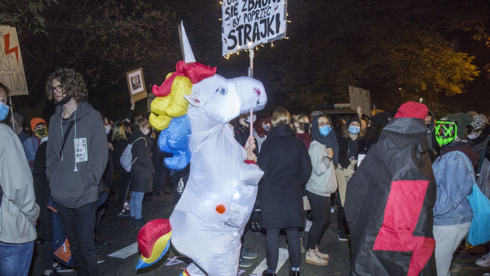Jednorożec na warszawskich protestach kobiet / fot. Marek Berezowski