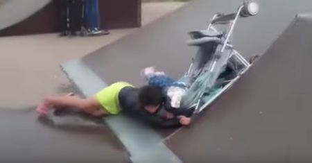 Pijana matka bawi się z dzieckiem w skateparku. Szokujące nagranie
