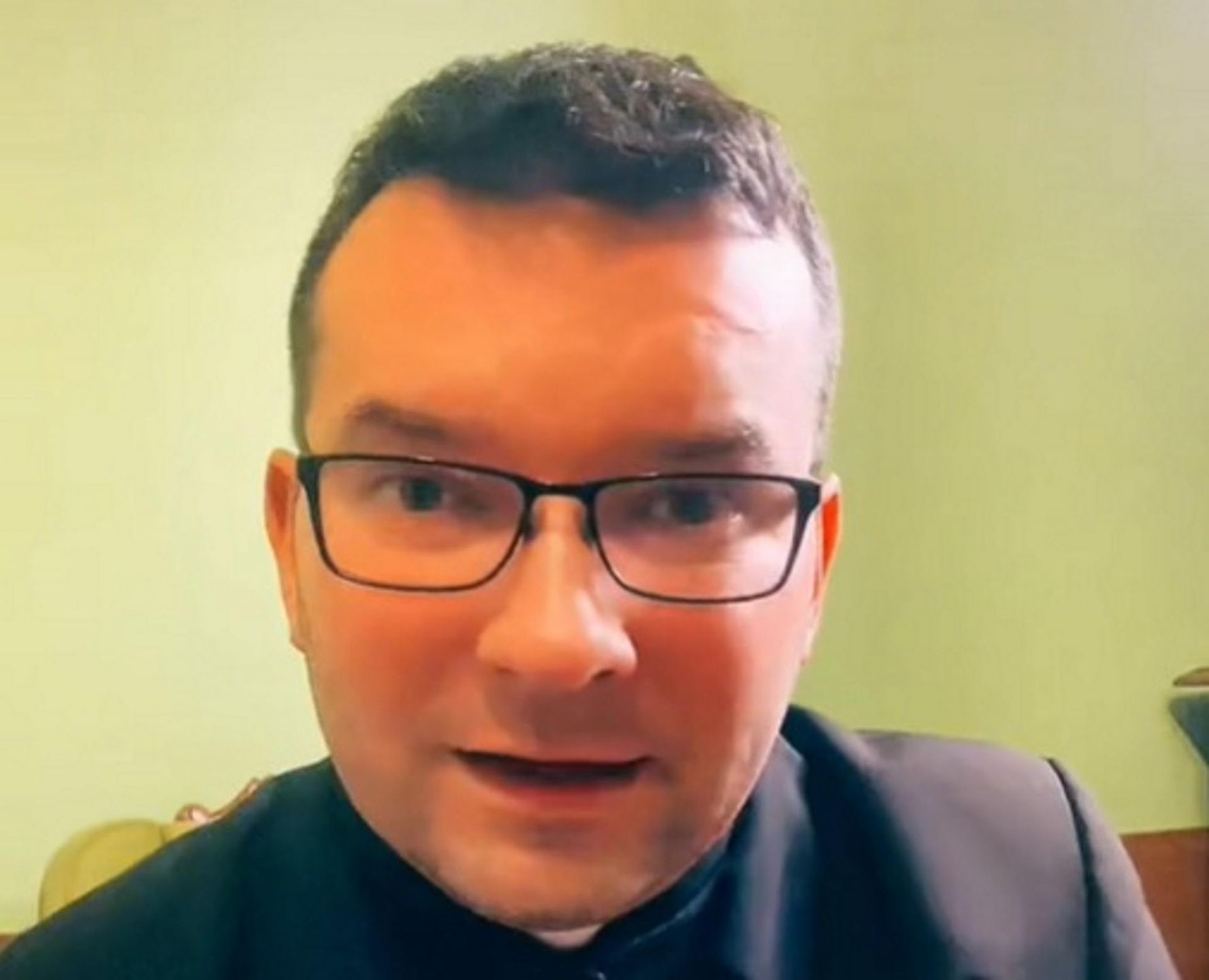 Odpowiedź duchownego poruszyła internautów