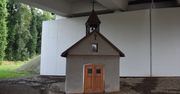 Rybnik: Kapliczka pod wezwaniem św. Jana Nepomucena i pod... wiaduktem. Nietypowe otoczenie zyskała przez budowę drogi Racibórz-Pszczyna