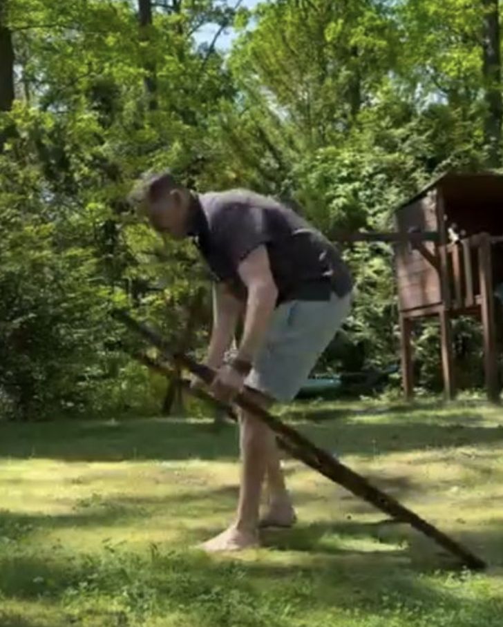 Damian Michałowski w ogrodzie