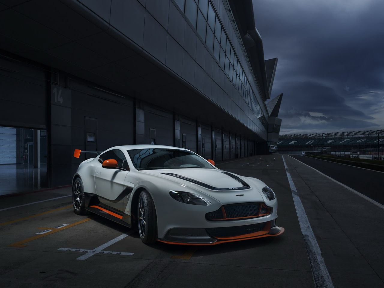 Aston Martin Vantage GT3 (2015) - torowa broń na ulicy [aktualizacja]
