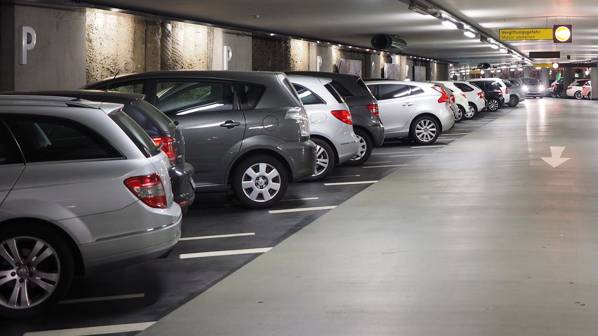 Dziewczynka siedziała sama w samochodzie.